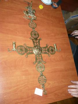 Świecznik wiszący w kształcie krzyża greckiego ażurowego