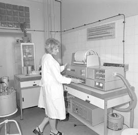 Teresa Gruszczyńska w laboratorium