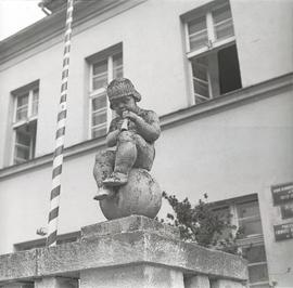 Rzeźba przed wejściem do budynku Urzędu Miasta i Gminy w Sobótce