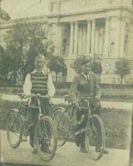 Młodzieńcy z rowerami