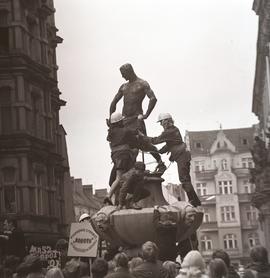 Mycie figury Szermierza na fontannie na pl. Uniwersyteckim we Wrocławiu