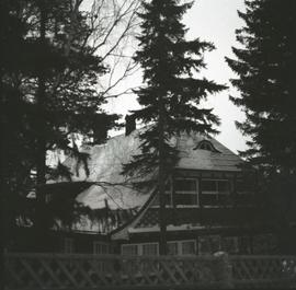 Budynek w lesie zimą