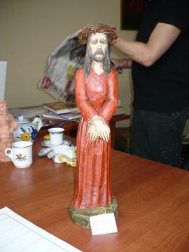 Figura Chrystusa w koronie cierniowej ze związanymi rękoma