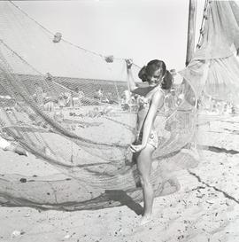 Kobieta przy sieci rybackiej