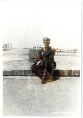 major Konstanty Peszyński siedzący przy fontannie