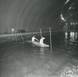 Trening kajakarzy górskich na basenie Pod Balonem przy ul. Łowieckiej we Wrocławiu