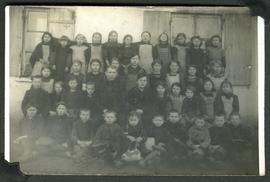 Pierwsza klasa wiejskiej szkoły powszechnej w Białej koło Zgierza.