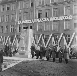 Uroczystość odsłonięcia pomnika Karola Świerczewskiego