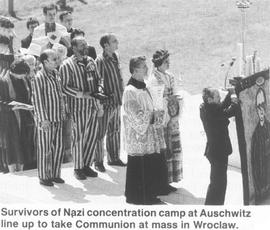 Byli jeńcy obozu koncentracyjnego Auschwitz podczas mszy św. celebrowanej przez Jana Pawła II