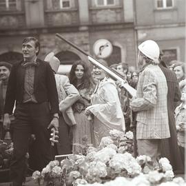 Studenci oraz młodzież na wrocławskim Rynku