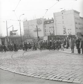 Tłum ludzi na przejściu dla pieszych na ul. Piłsudskiego we Wrocławiu
