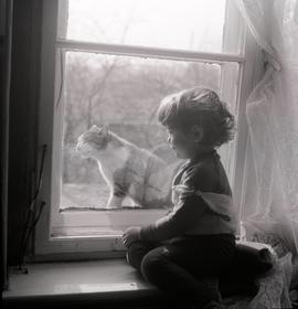 Dziewczynka siedząca w oknie