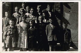 Uczniowie ukraińskiej szkoły [w Białym Borze] wraz z nauczycielką