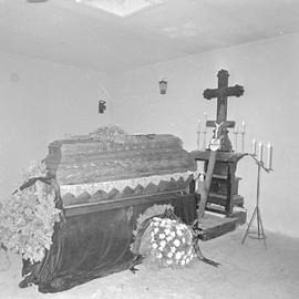 Trumna w kaplicy cmentarnej