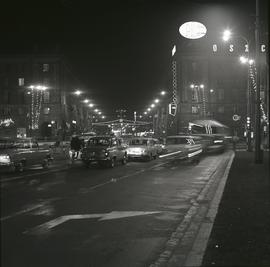 Skrzyżowanie ulicy Świdnickie z ulicą Piłsudskiego we Wrocławiu nocą