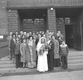 Młoda para przed kościołem Świętej Rodziny na wrocławskim Sępolnie