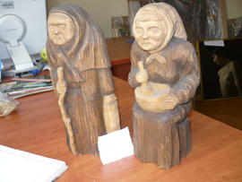 2 drewniane, ręcznie rzeźbione figury bab /ten sam autor/