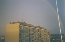 Tęcza nad osiedlem mieszkaniowym we Wrocławiu