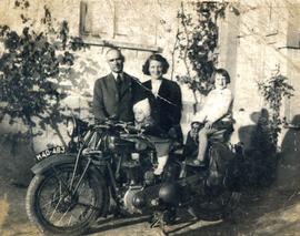 Portret rodzinny z motocyklem Sokół