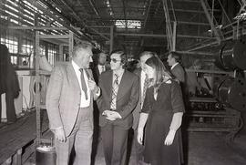 Członkowie delegacji Francuskiej Partii Komunistycznej w hali produkcyjnej zakładów Polar