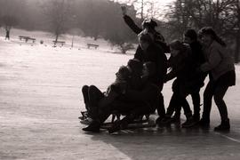 Zimowa zabawa dzieci w Parku Nowowiejskim
