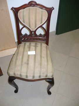 Dwa krzesła z tapicerowanymi siedziskami