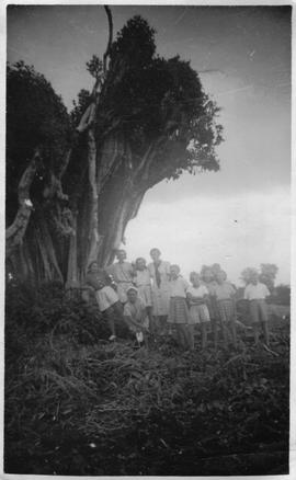 Dzieci z Tengeru przy drzewie