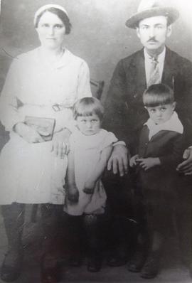 Weronika Najwer z rodzicami i bratem