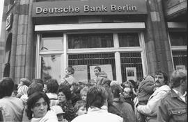 Kolejka przed Deutsche Bank