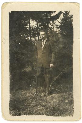 Mężczyzna stojący w lesie