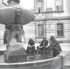 Odpoczynek w fontannie Szermierz