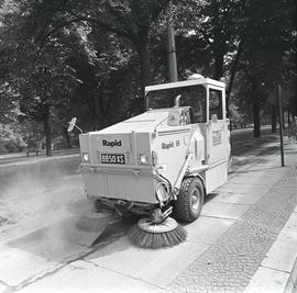 Maszyna do czyszczenia ulic i chodników podczas pracy