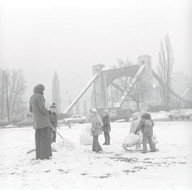 Zabawa na śniegu przy Moście Grunwaldzkim we Wrocławiu