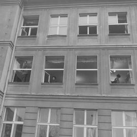 Szklenie okien po eksplozji w Brzegu Dolnym