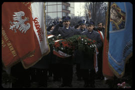 Milicjanci składają wieńce pod Pomnikiem Poległych Stoczniowców