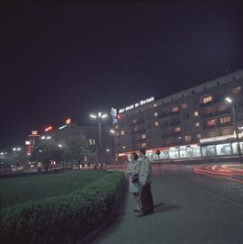 Ulica Karola Świerczewskiego nocą