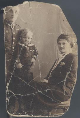 Jerzy Jędrzejczak z rodzicami Sylwestrem i Genowefą