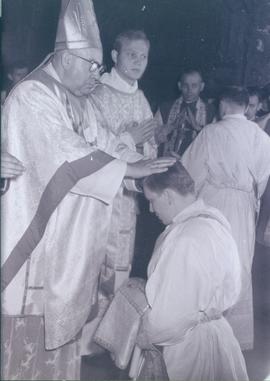 Święcenia prezbiterów w katedrze wrocławskiej w 1967 r.