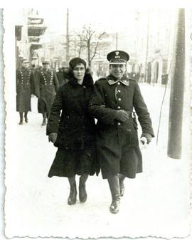 Andrzej Wawer wraz z żoną Ksenią na spacerze