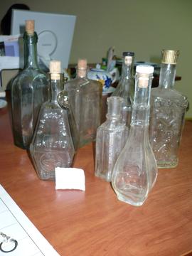 Zbiór szklanych butelek  7 szt.