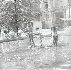 Dzieci bawiące się w fontannie przed Wrocławskim Teatrem Lalek