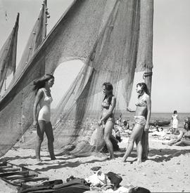 Trójka kobiet przy sieciach rybackich
